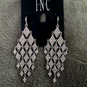 Beautiful dangle earrings!!